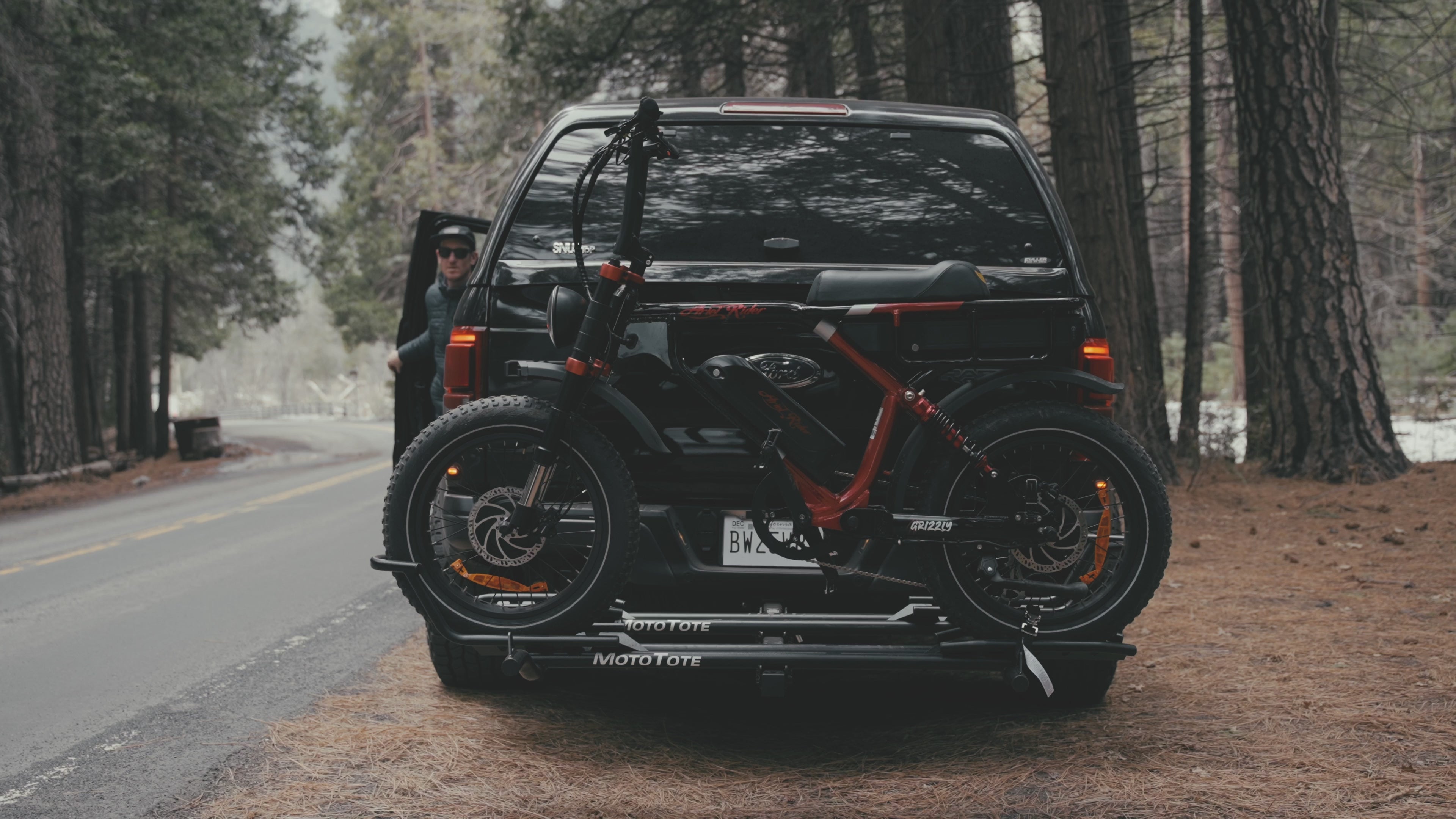 Load video: Ariel Rider electric bike being unloaded from a MotoTote Mini Dual electric bike carrier in Yosemite National Park, ready for a fun exploration ride through scenic mountain landscapes.